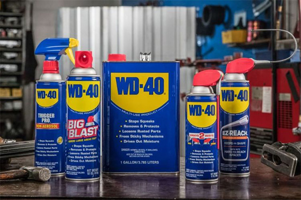 پاک کردن لکه های پاستل روغنی از روی فرش با استفاده از روان کننده WD-40